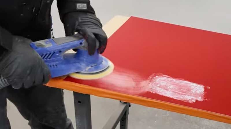 Altlack mit Exzenterschleifmaschine schleifen