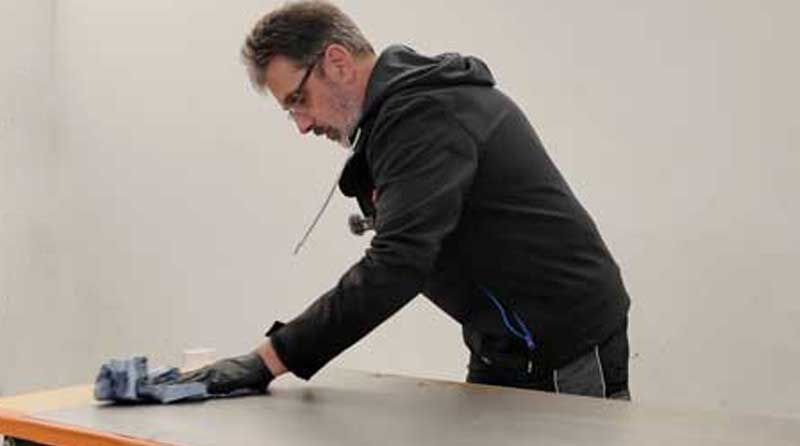 Stahlblech mit Silikonentferner reinigen