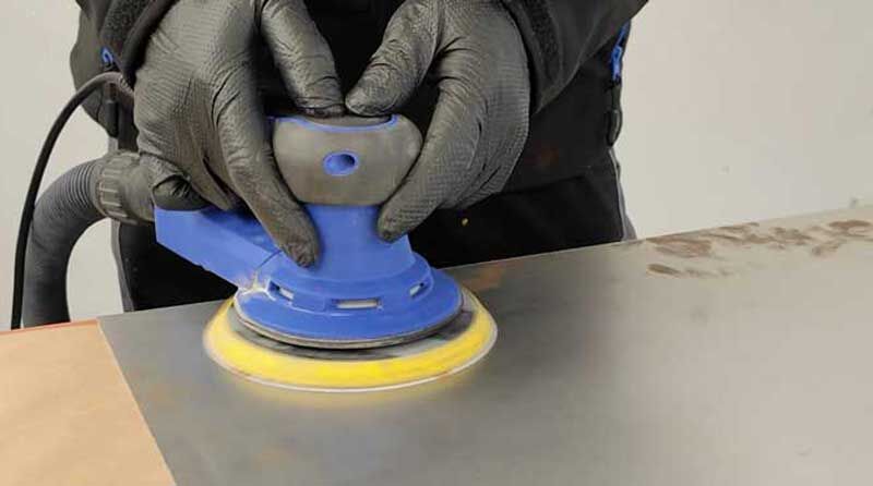 Stahlblech mit Exzenterschleifmaschine schleifen