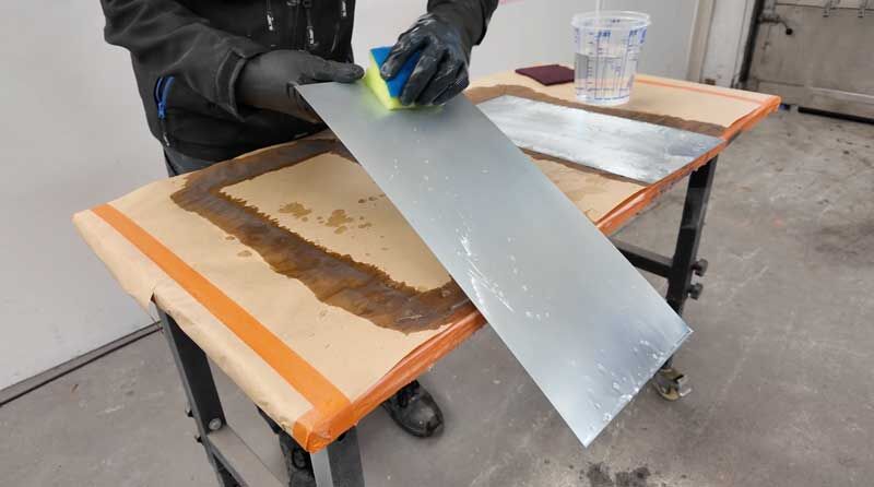 Zink mit Wasser abwischen